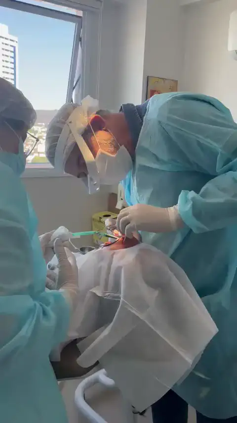 Dr. Jaime em atendimento na clínica