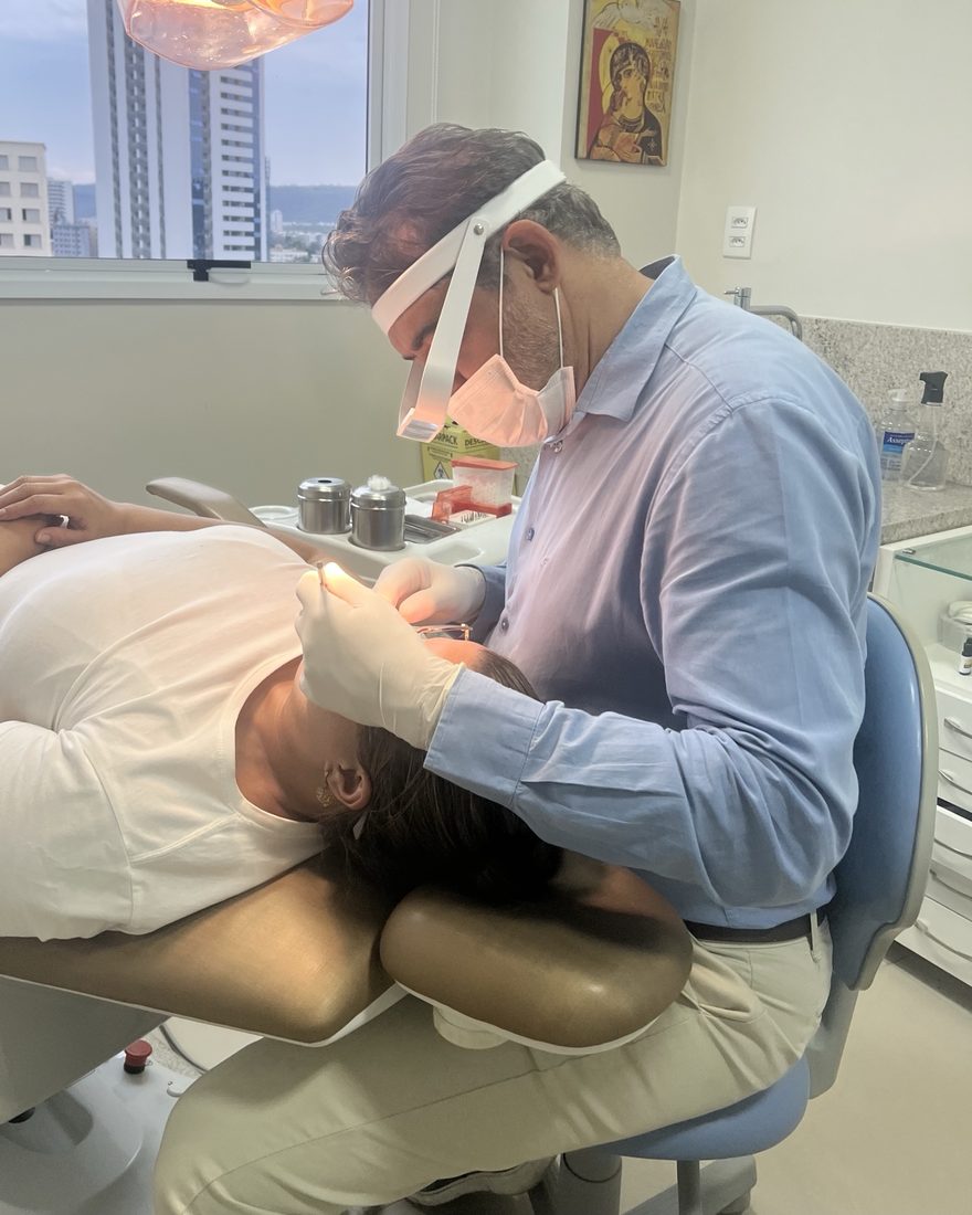 Dr. Jaime Rodrigues de Aguilar atendendo um paciente na clínica