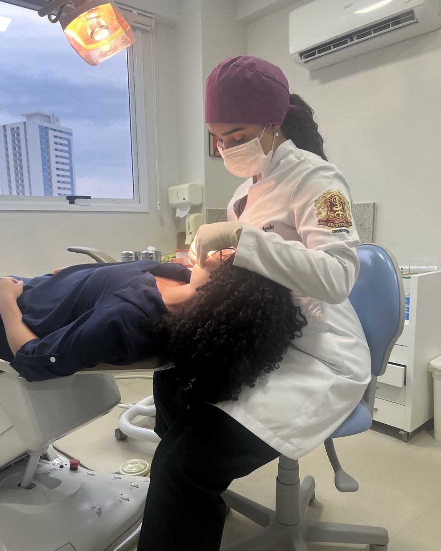 Dra. Gabrielle Versiani de Aguilar atendendo uma paciente na clínica
